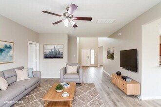 974 Oak Falls Dr in Willis, TX - Foto de edificio - Building Photo