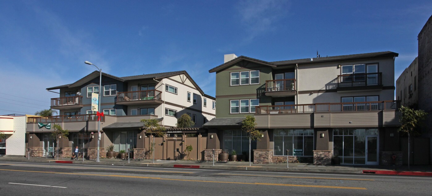Mosaic Apartments in Los Angeles, CA - Foto de edificio