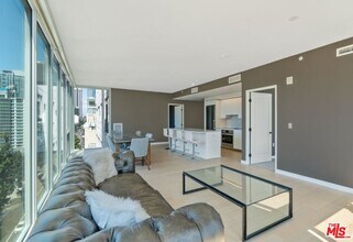 1050 S Grand Ave in Los Angeles, CA - Building Photo - Building Photo