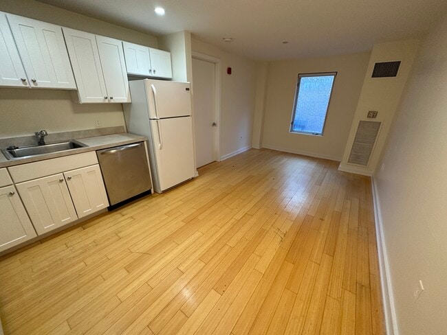25 Lagrange St, Unit 4 in Boston, MA - Building Photo - Building Photo