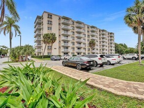 1831 NE 38th St in Fort Lauderdale, FL - Foto de edificio - Building Photo