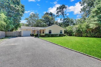 50 Ranch Dr in Shirley, NY - Building Photo - Building Photo