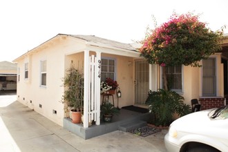 9412-9414 Flower St in Bellflower, CA - Building Photo - Building Photo