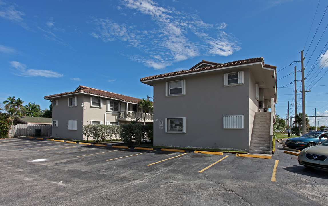 890 NW 39th St in Oakland Park, FL - Foto de edificio