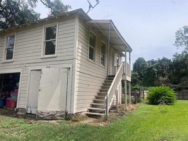 816 Abell St S in Wharton, TX - Foto de edificio - Building Photo