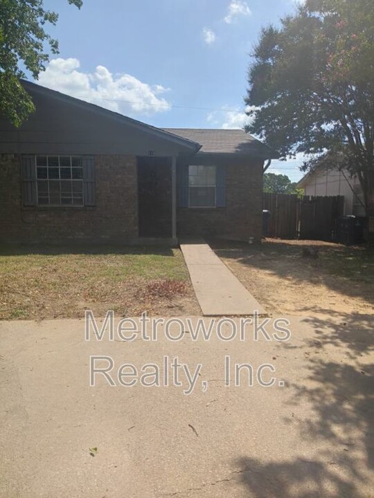 116 Pine Meadow Dr in Kennedale, TX - Building Photo