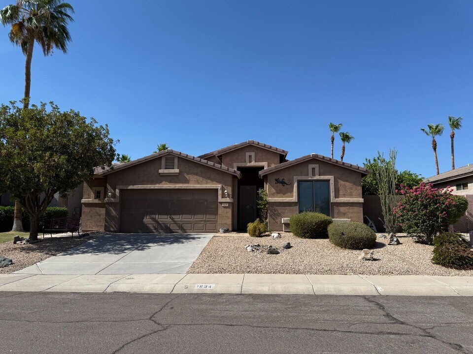 1634 W Windsong Dr in Phoenix, AZ - Foto de edificio