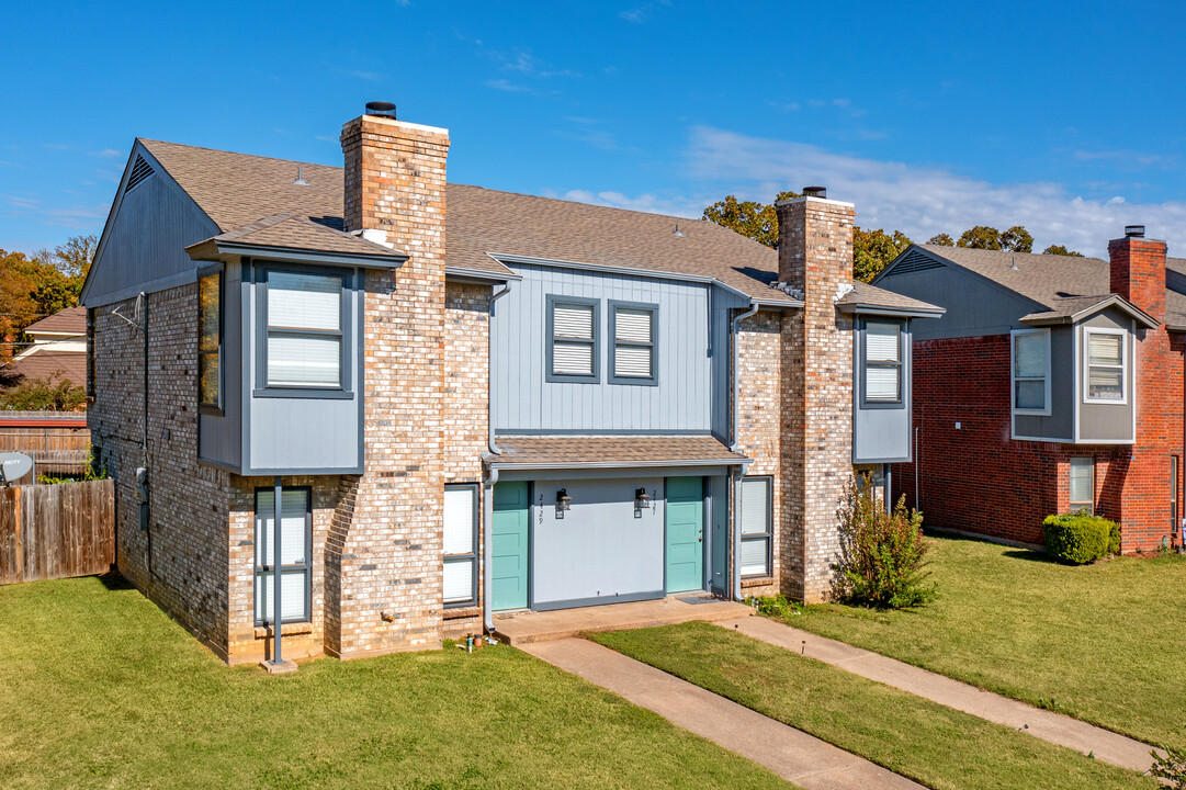 Kingsford Court in Arlington, TX - Foto de edificio