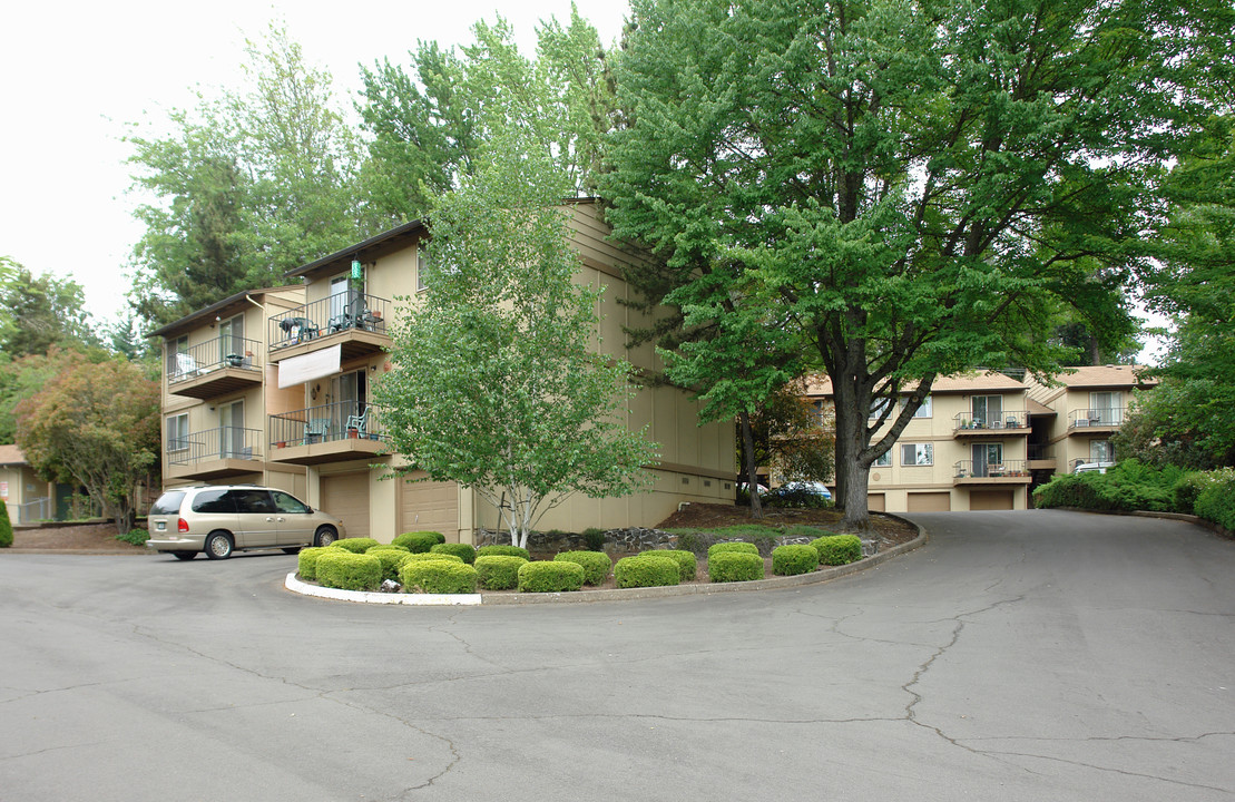 Crest Villa Apartments in Eugene, OR - Building Photo