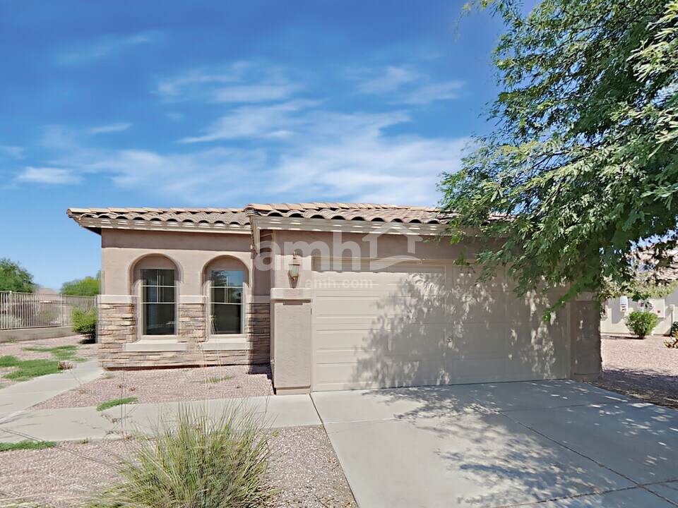 7504 S Sunrise Way in Buckeye, AZ - Building Photo
