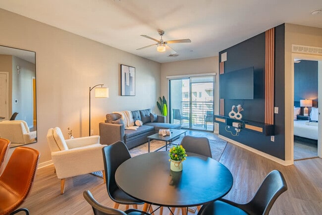 777 E Stella Ln in Phoenix, AZ - Foto de edificio - Building Photo