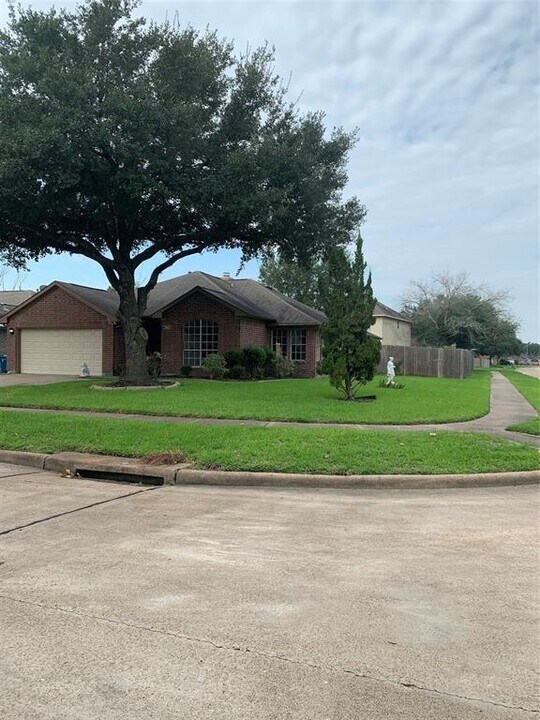 1402 Township Ct in Rosenberg, TX - Building Photo