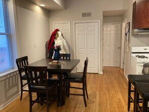 1735 W Crystal St, Unit 2F in Chicago, IL - Foto de edificio - Building Photo