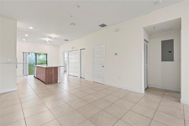 7831 NW 104th Ave in Doral, FL - Building Photo - Building Photo