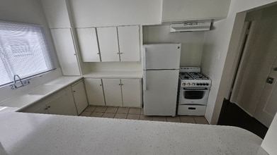 228 S Tower Dr, Unit 205 in Beverly Hills, CA - Foto de edificio - Building Photo