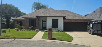 112 Hampshire St in Youngsville, LA - Building Photo