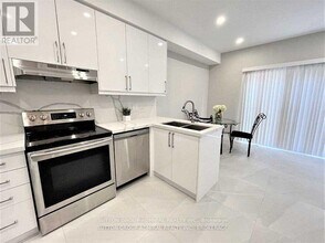 23 Observatory Ln in Richmond Hill, ON - Building Photo - Building Photo