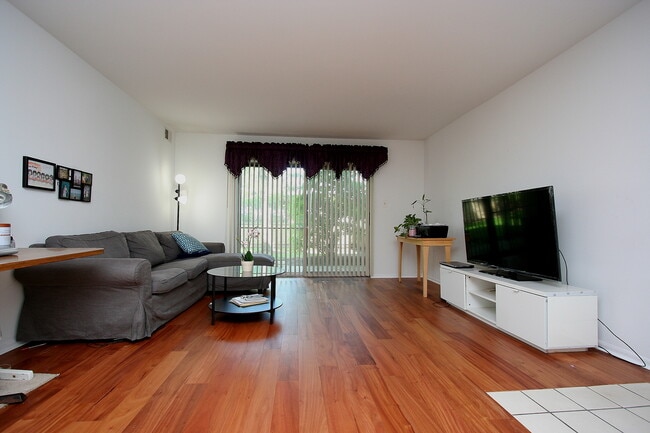 6143 Knoll Wood Rd in Willowbrook, IL - Building Photo - Building Photo