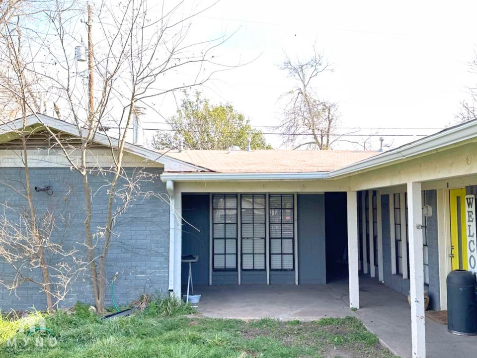 1010 N Meadows Dr in Austin, TX - Building Photo