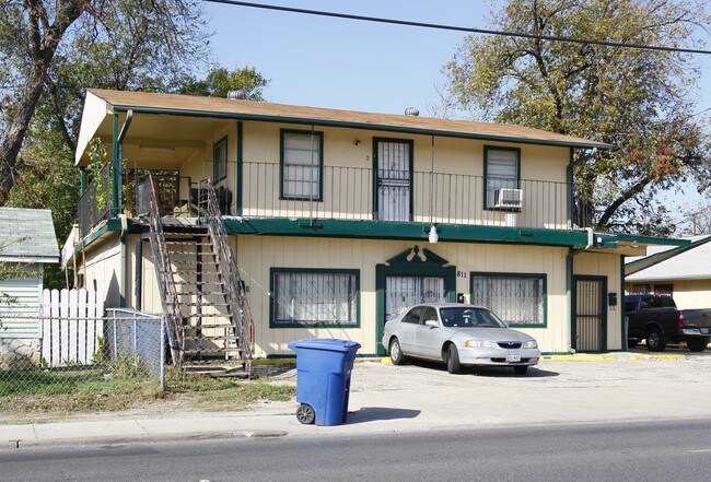 811 S General McMullen Dr