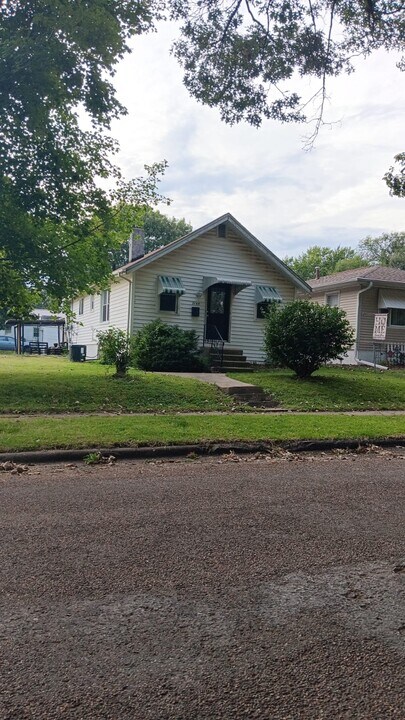 2145 S Central Ave in Burlington, IA - Building Photo