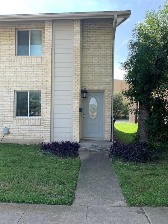 8811 Dawnridge Cir in Austin, TX - Building Photo
