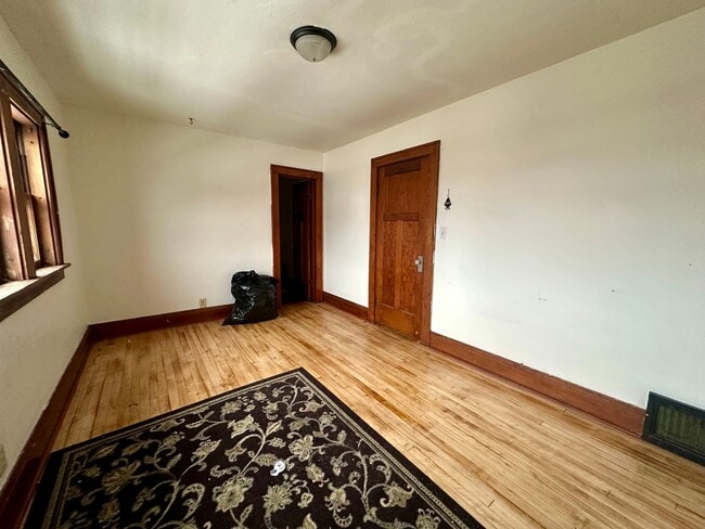 property at 733 S 6th Ave