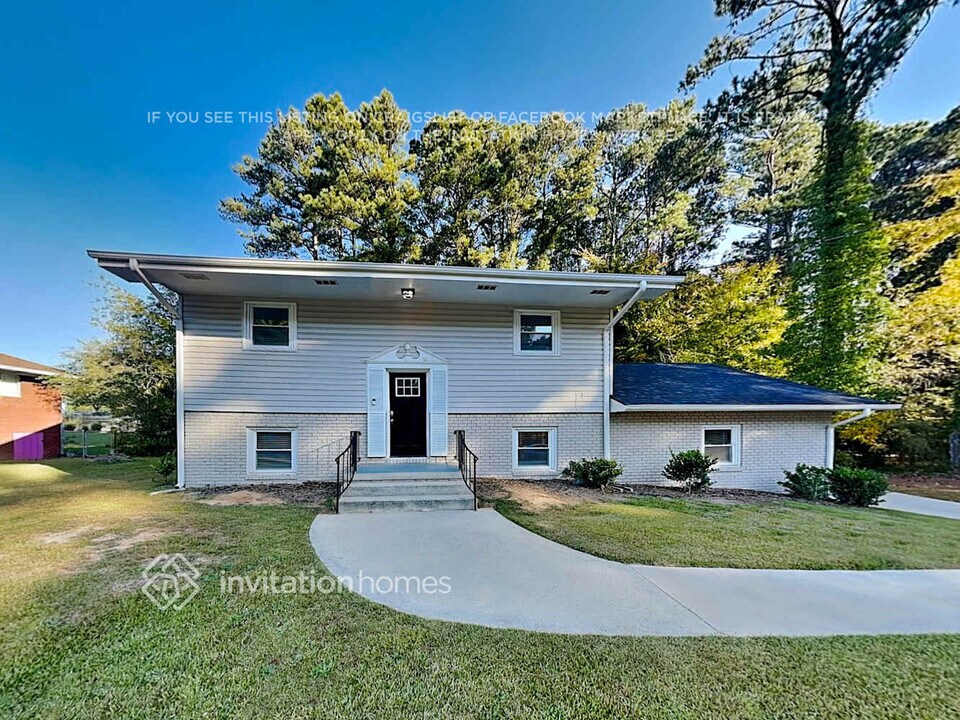 2465 Surrey Trail in Atlanta, GA - Building Photo
