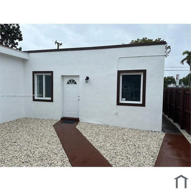 1136 NW 55th St in Miami, FL - Building Photo - Building Photo