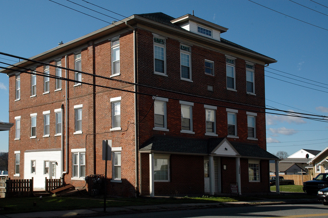 1244 E Philadelphia Ave in Gilbertsville, PA - Foto de edificio