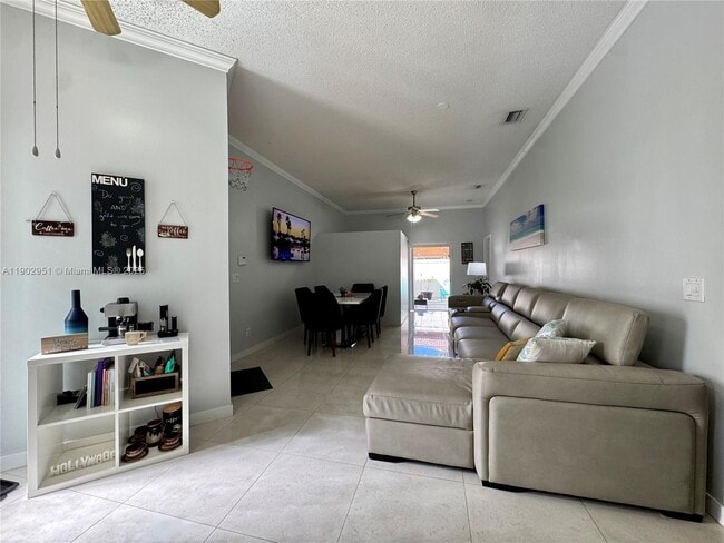 16137 Emerald Cove Rd in Weston, FL - Foto de edificio - Building Photo