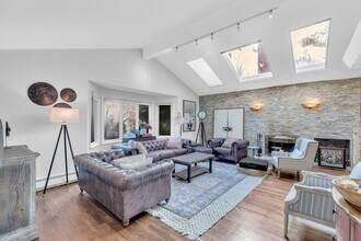 279 Hillcrest Ln in Oyster Bay, NY - Foto de edificio - Building Photo
