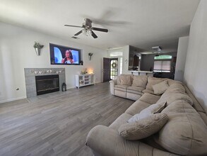 1576 Castle Way in Lemoore, CA - Building Photo - Building Photo