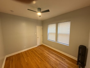 7204 S Cornell Ave in Chicago, IL - Foto de edificio - Building Photo