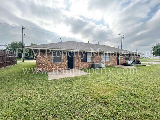 1603 S Hall St in Ennis, TX - Building Photo - Building Photo