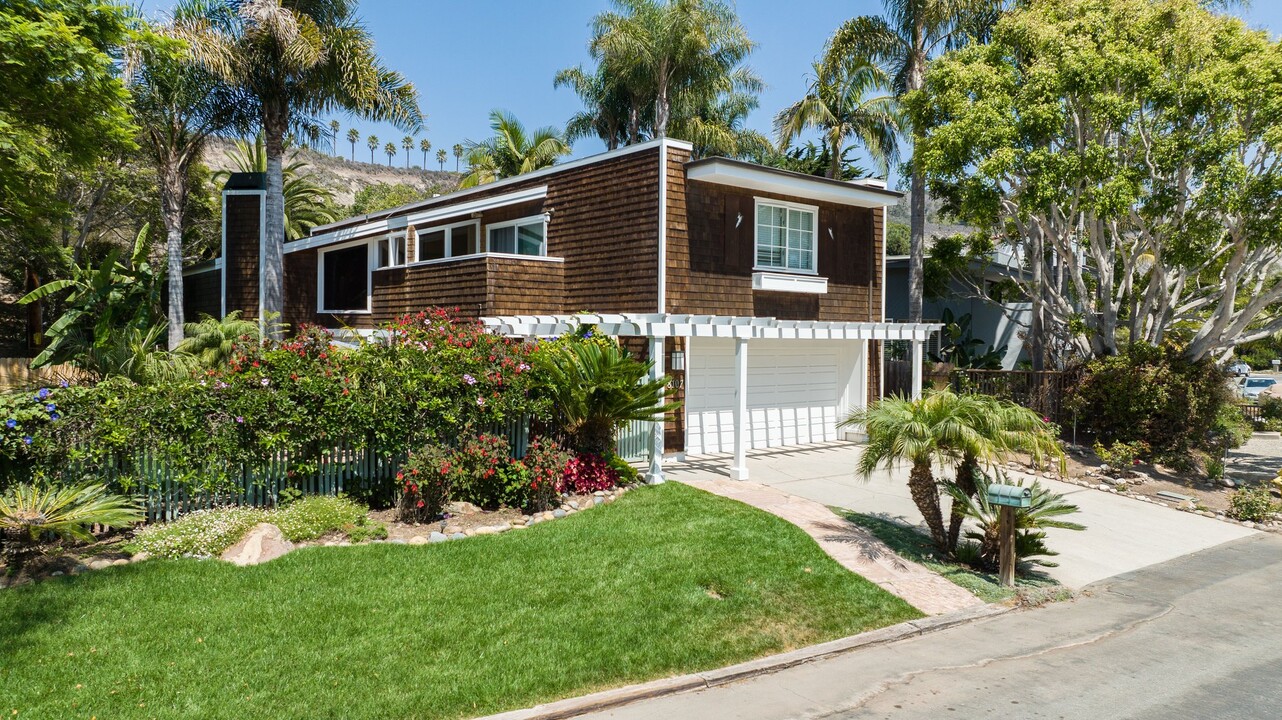 8107 Buena Fortuna St in Carpinteria, CA - Building Photo