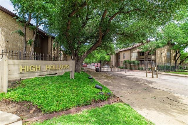 10438 High Hollows Dr in Dallas, TX - Building Photo - Building Photo