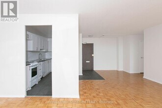 6200 Bathurst St in Toronto, ON - Building Photo - Building Photo