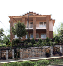 221 Orange St in Hot Springs National Park, AR - Foto de edificio - Building Photo