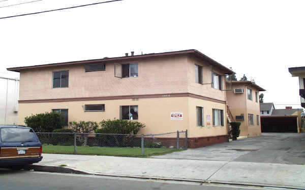 13417 Vanowen St in Van Nuys, CA - Building Photo - Building Photo