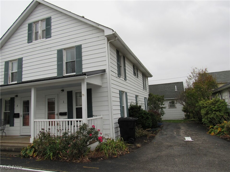 1 Houghton Ct in Fairport Harbor, OH - Foto de edificio