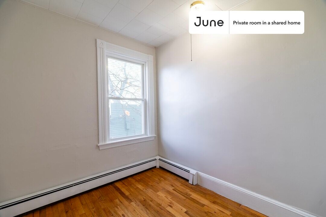 Private bedroom in 3 bed/1 bath Home in Boston, MA - Building Photo
