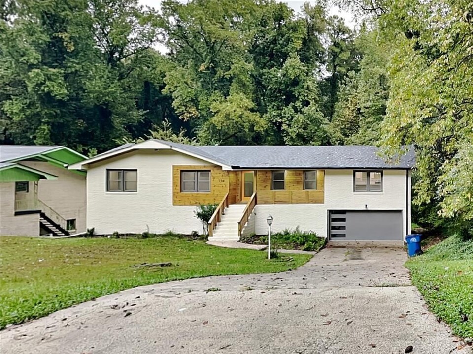 738 Lynn Valley Rd SW in Atlanta, GA - Building Photo