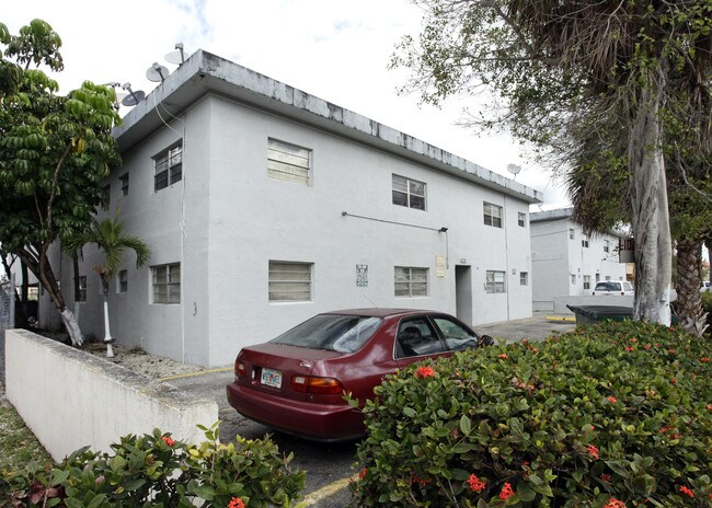 1105 W 71st Pl in Hialeah, FL - Foto de edificio - Building Photo