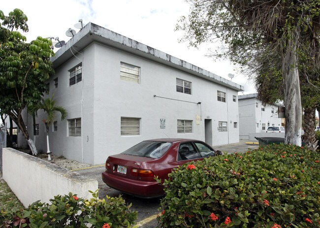 1105 W 71st Pl in Hialeah, FL - Building Photo - Building Photo