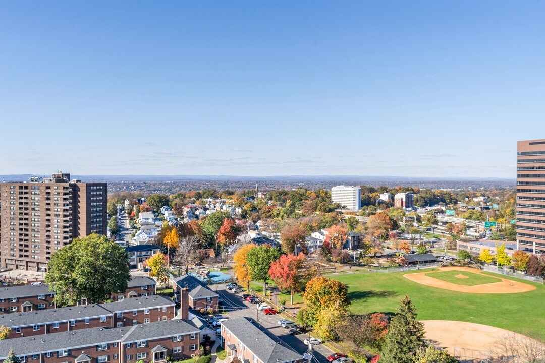 2000 Linwood Ave in Fort Lee, NJ - Building Photo