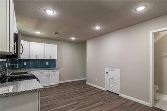 7921 Cook Rd in Houston, TX - Building Photo - Building Photo