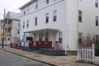 17 Charles St in Pawtucket, RI - Building Photo - Building Photo