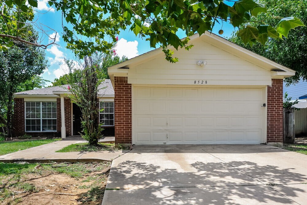 8528 Gatlinburg Dr in Fort Worth, TX - Building Photo