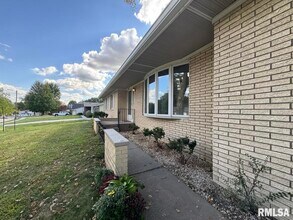3816 Ridgewood Dr in Davenport, IA - Building Photo - Building Photo